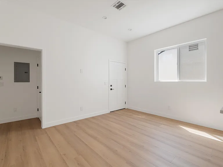 10558 Encino Ave — Photo 2
