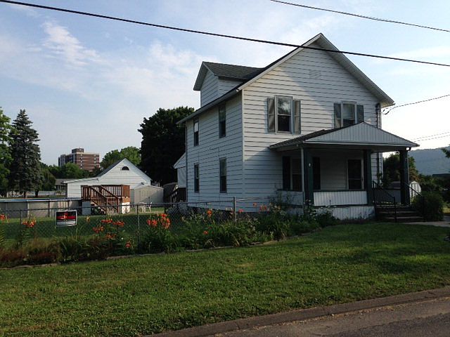 1st image of 404 E 9th St