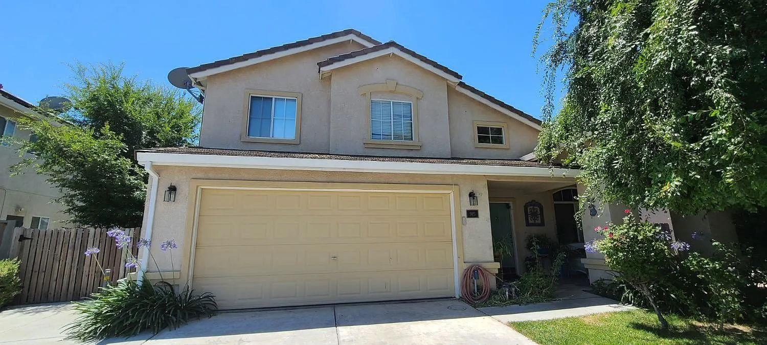 915 Sandra St photo 1