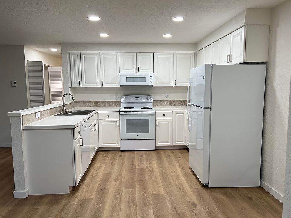 1st image of 300 Dennis St SE