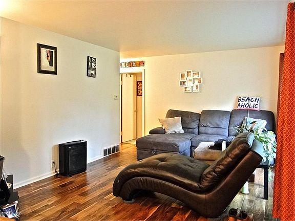 3069 Mount Olivet Road 03 Living Room