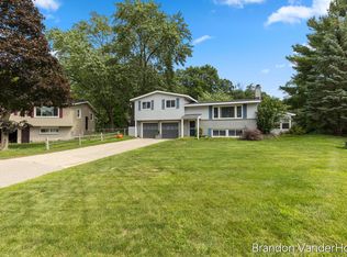 980 Bellewood Dr SE, Kentwood, MI 49508