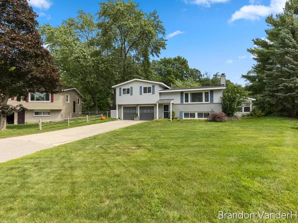 980 Bellewood Dr SE, Kentwood, MI 49508