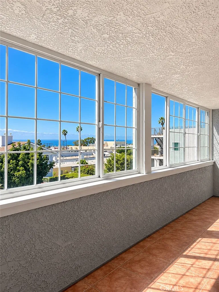 3 bed, 2.5 bath, 2700 sqft, $7,200 — Photo 3