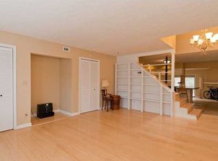 518 Ledgeview Ct, Louisville, KY 40206