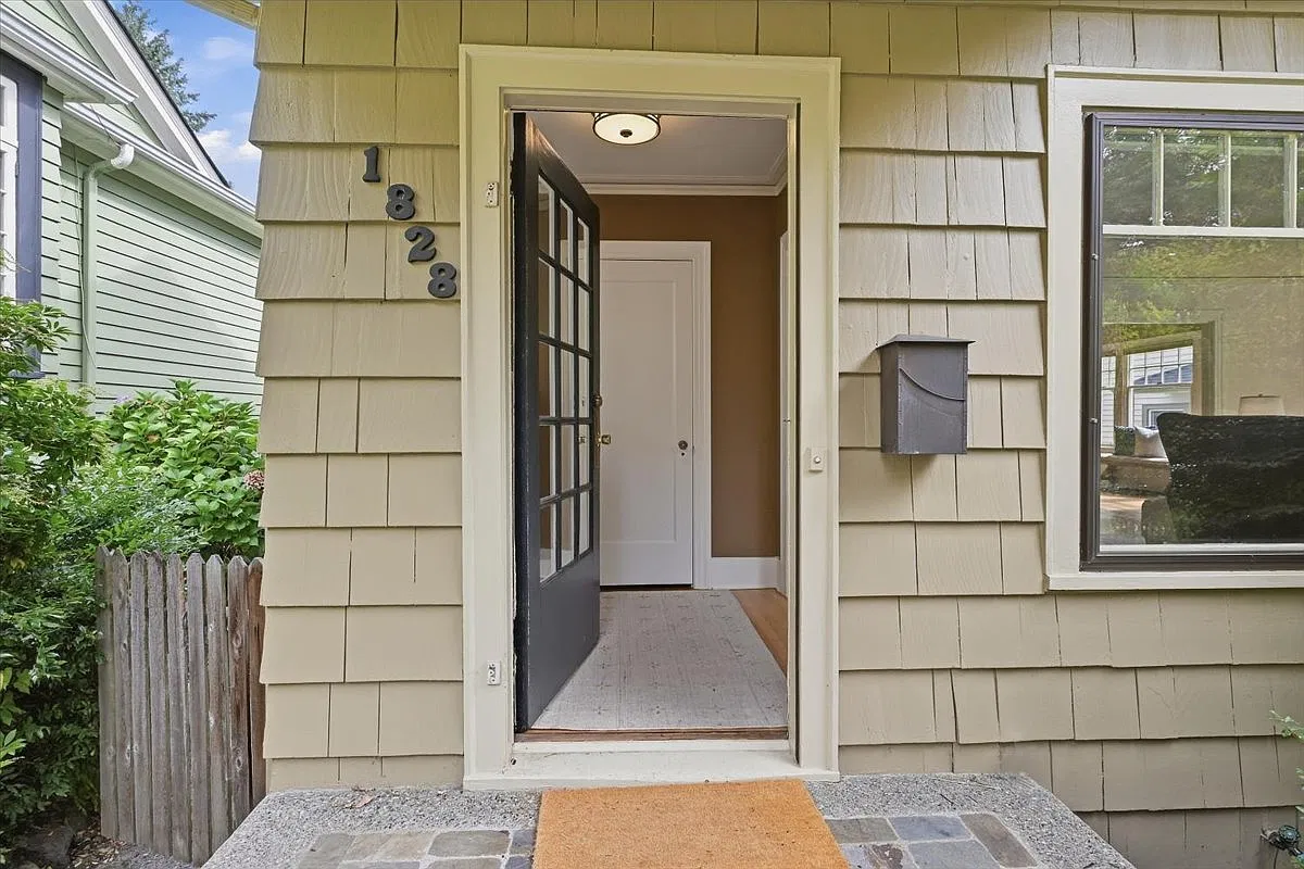 5 bed, 2800 sqft, $4,300 — Photo 3