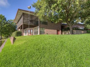 1533 W Lakeshore Cir E, Huntsville, TX 77340