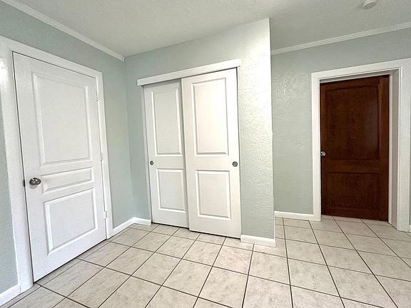 Middle bedroom closet and Bath entrance.