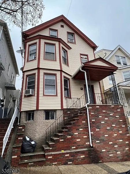 2 bed, 1.0 bath, $2,400 — Photo 1