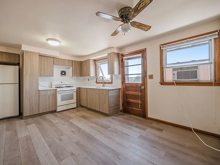 88 Maple Ave — Photo 3