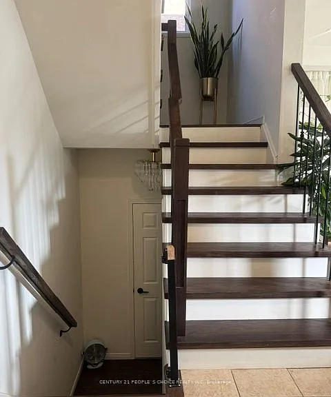 33 Mansbridge Cres — Photo 7