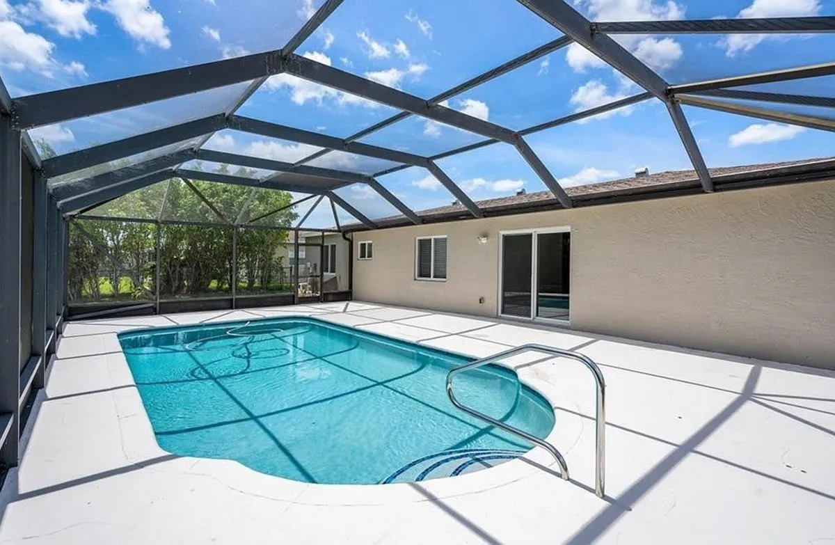 4 bed, 2.0 bath, 1356 sqft, $4,200 — Photo 4