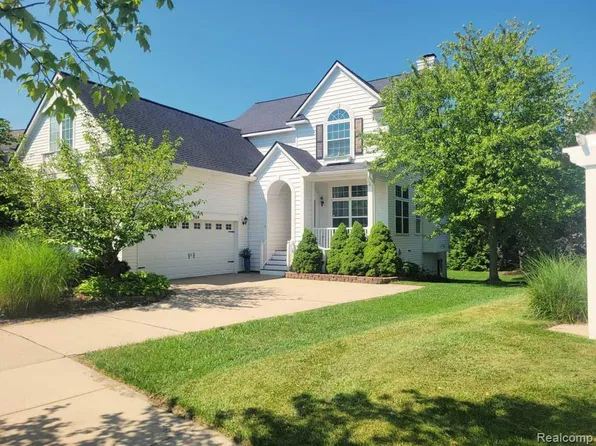 124 Champlain Blvd, Howell, MI 48843