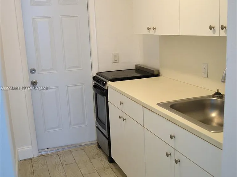 1037 SW 4th St #4 — Photo 10