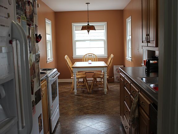 4th image of 3322 E Ave NE