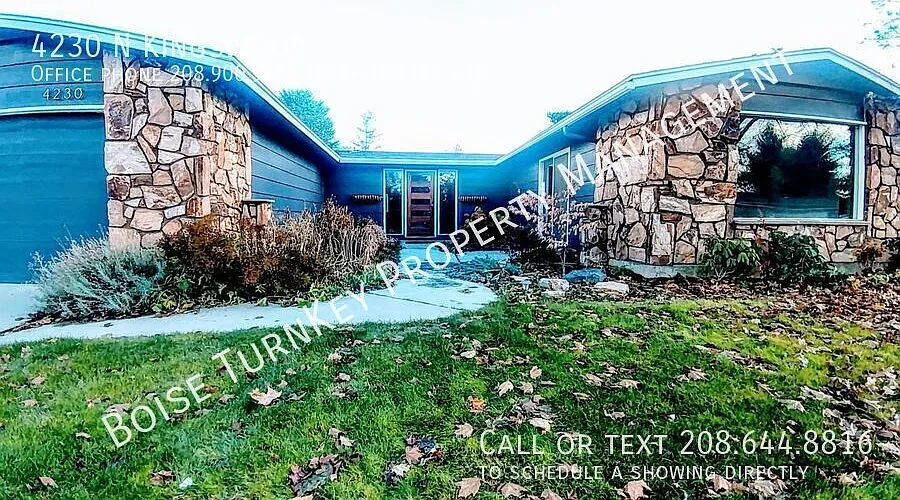 Corner lot with midcentury flair! 4 bed (or second living space) 2 bath in West Boise — Photo 2