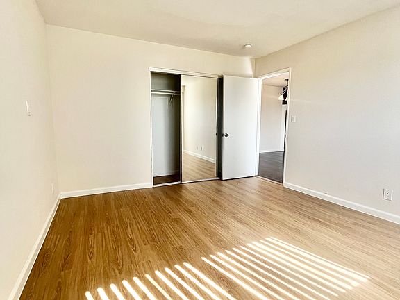 4th image of 860 S Ardmore Ave #301A