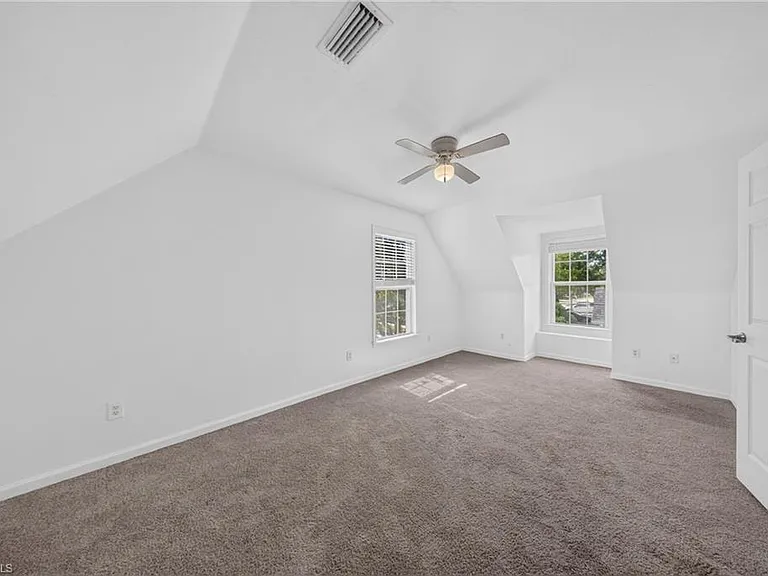 250 Leawood Cir — Photo 9