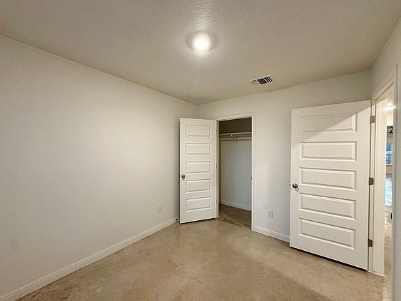 4th image of 910 Cherry Laurel Ln