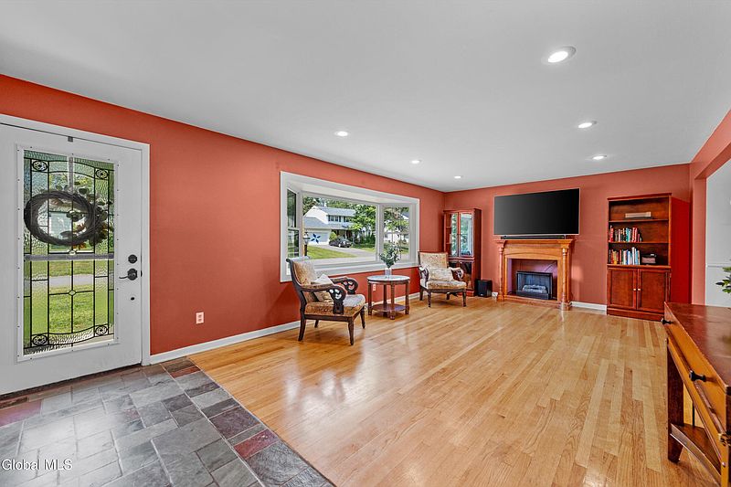 3rd image of 2 Hartwood Road