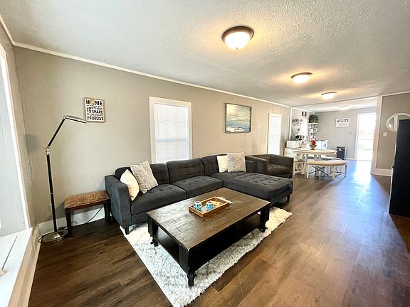 2nd image of 907 2nd Ave NW