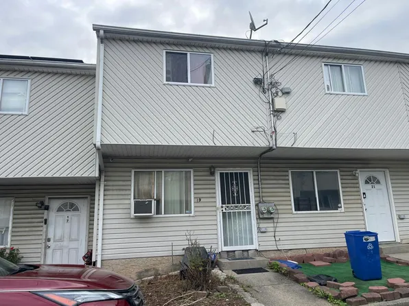 19 Betty Ct, Staten Island, NY 10303
