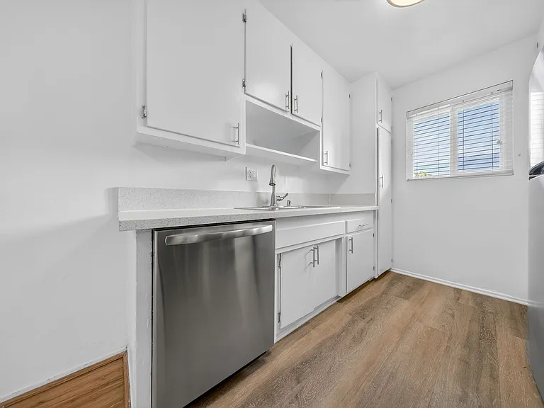 5715 Vineland Ave — Photo 22