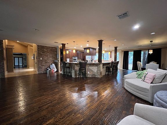 5th image of 1300 Broadmoor Ln