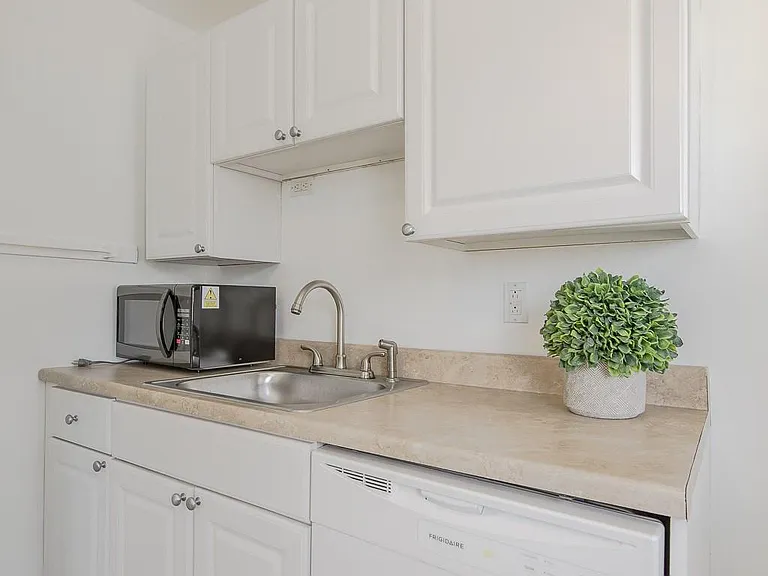 122 W Houstonia Ave — Photo 19