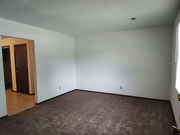 2nd image of 602 Boxwood Dr APT 4