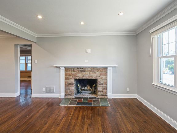 Beautiful, bright living room with fireplace