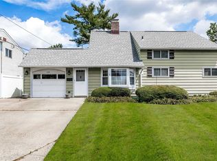 102 Lantern Rd, Hicksville, NY 11801