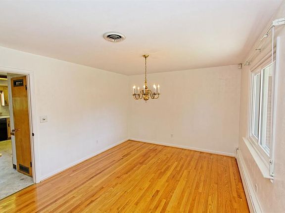 4th image of 413 Hackett Blvd