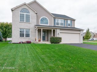 686 Kelley Dr, North Aurora, IL 60542