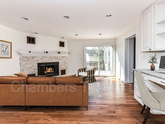 3rd image of 305 N Greenbrier St