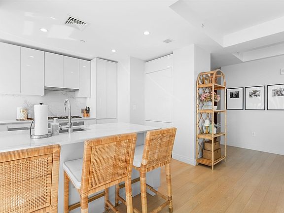 5th image of 133 Seaport Blvd #1022