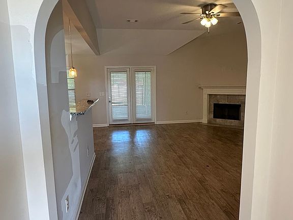 3rd image of 821 Sunset Ct