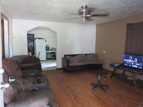 3rd image of 229 E Lindsey St