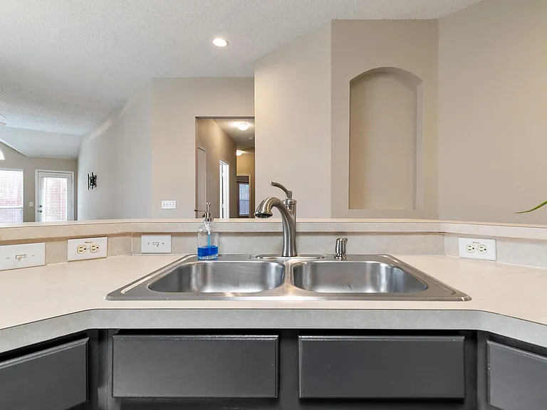615 Lake Bridge Dr — Photo 5