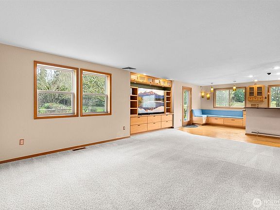 5th image of 1404 38th Lane NE