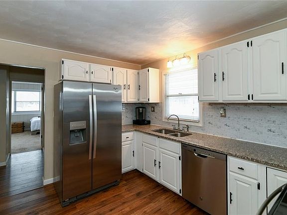 5th image of 399 Edgewood Dr