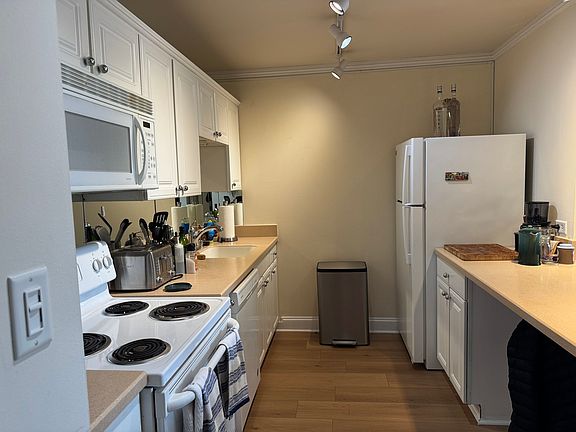 4th image of 3930 N Pine Grove Ave APT 814