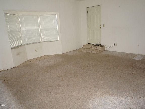 05) Family Room
