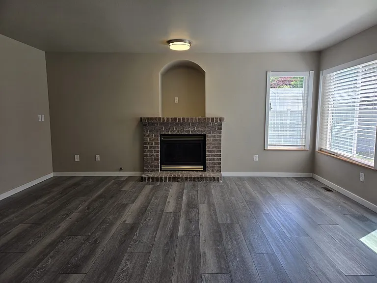 1910 Hawk Ct — Photo 4