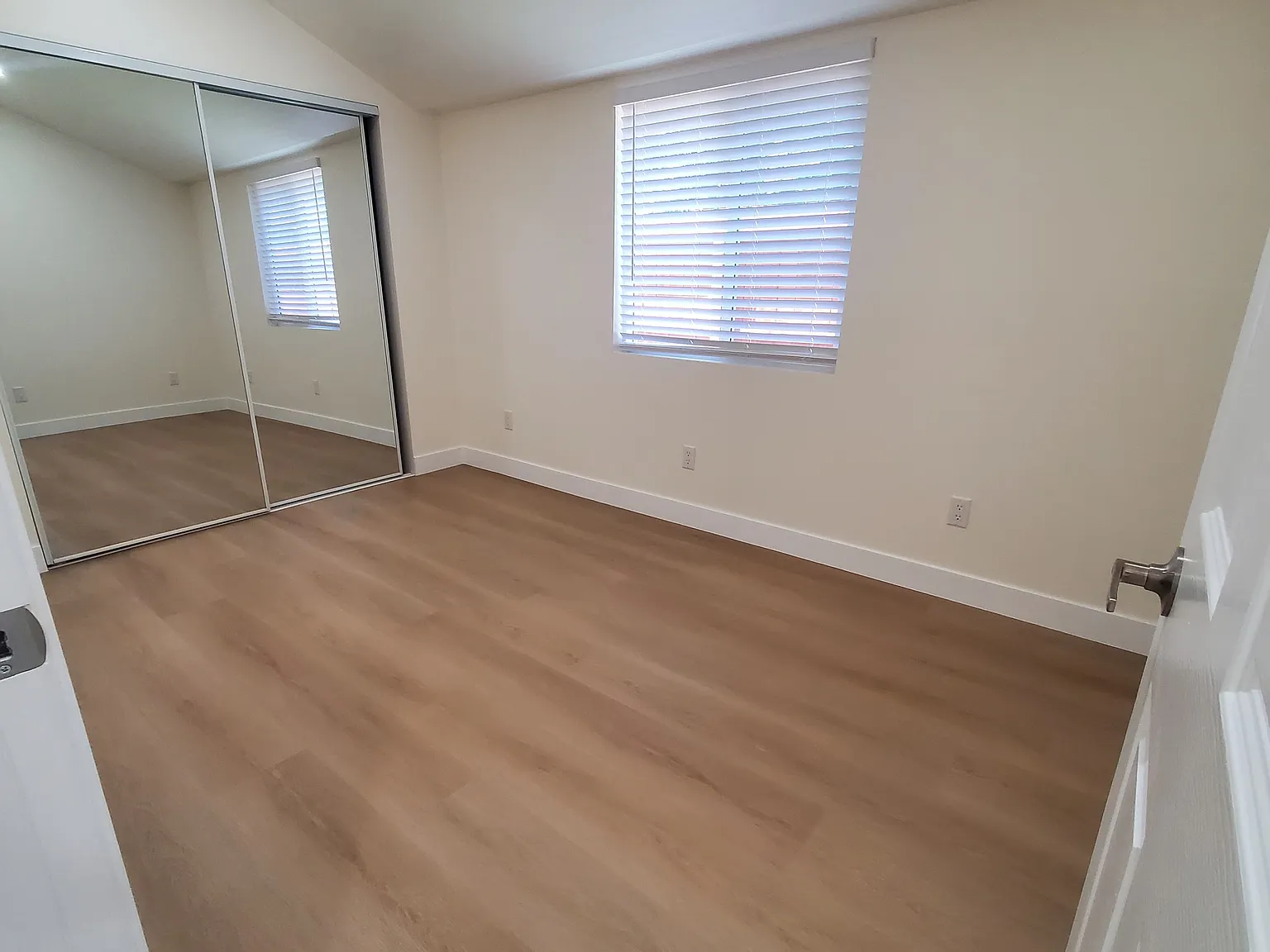 2 bed, 850 sqft, $2,975 — Photo 4