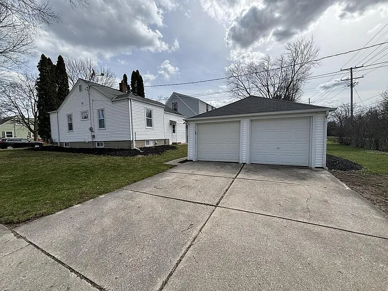 W63N399 Hillcrest Ave — Photo 23