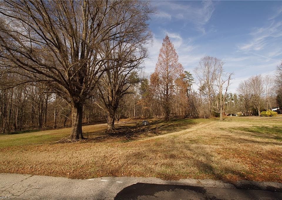 2nd image of 812 Robinhood Rd