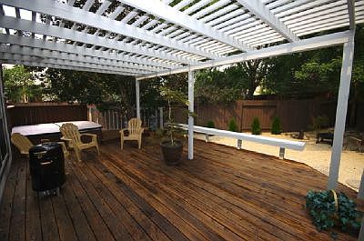 Super deck has trellis & built-in bench seating-refinished!