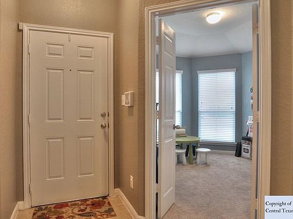 3rd image of 906 Lauren St