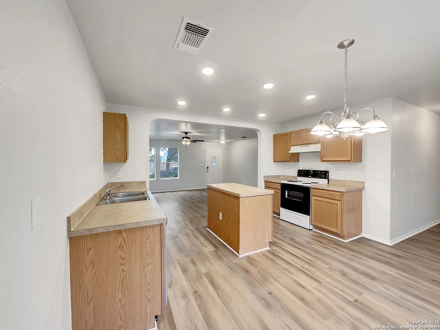 Charming 3 Bedroom 2 Bath home in Northeast Crossing. — Photo 4